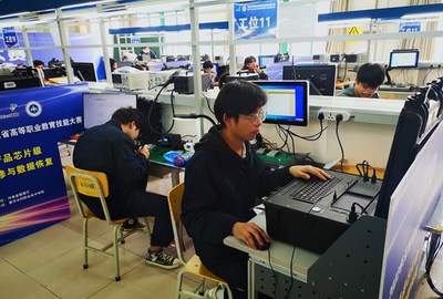 河南省20所高校同臺(tái)競(jìng)技，電子產(chǎn)品芯片級(jí)維修與數(shù)據(jù)恢復(fù)大賽圓滿落幕，信息工程學(xué)院選手脫穎而出斬獲一等獎(jiǎng)